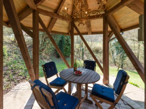  Charming Holiday Home in Eichenborn with Terrace  Бад-Пирмонт